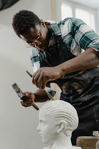 scultore, statua di marmo, laboratorio, artigianato, martello, scalpello, artista focalizzato, scultura in marmo, processo artistico, creazione di sculture, lavoro in studio