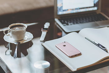 Rose Gold iPhone 6s, bílá kniha, káva, laptop, Útulný pracovní prostor, nastavení stolu, chytrý telefon, notebook, pero, pohár, podšálek