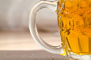 skleněný hrnek, Frosty Beer hrnek, Zlaté pivo, dřevěný povrch, Podrobný pohled, mrazivé sklo, pivní sklo, Frosty hrnek, dřevěný stůl, mrazivé pivo
