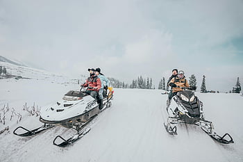 ขี่สโนว์โมบิล, ดินแดนมหัศจรรย์ในฤดูหนาว, Gulmarg, สโนว์โมบิลที่น่าตื่นเต้น, ภูมิประเทศที่สวยงาม, การผจญภัยบนรถสโนว์โมฆะ, กีฬาฤดูหนาว, ทิวทัศน์ที่ปกคลุมไปด้วยหิมะ, กิจกรรมกลางแจ้ง, ทัวร์สโนว์โมบิล, การท่องเที่ยวฤดูหนาว