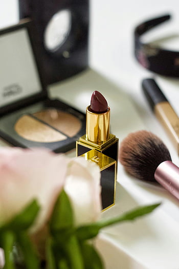 donkere rode lippenstift, make-up cosmetica, oogschaduw, make-up kwasten, stijlvolle arrangement, schoonheidsproducten, cosmetische items, Make -up essentials, schoonheidsbenodigdheden, make-up gereedschap, lippenstift close-up