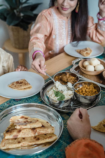 indická kuchyně, rodinné jídlo, Naan chléb, kari, rýže, stříbrná vidlice, Domácí stolování, tradiční jídlo, Sdílení jídla, Kulturní jídlo, indické jídlo