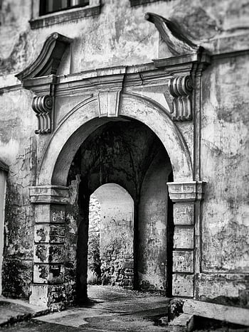 foto in scala di grigi, edificio in cemento, foto monocromatica, arco antico, degrado architettonico, bianco e nero, struttura storica, edificio stagionato, degrado urbano, dettaglio architettonico, vecchio edificio