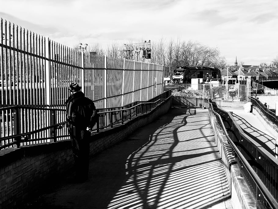 vecchio uomo, Ponte Scarborough, pedone, in attesa, Uscita, capello floscio, inverno, sole, ombre, ringhiera, corrimano