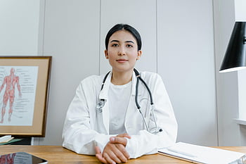 흰색 실험실 가운에있는 여자, 젊은 여성 의사, 책상에 앉아, 청진기, 원격 건강 상담, 의료 전문가, 의료 종사자, 사무실 설정, 의료 장비, 전문 복장, 책상 상담