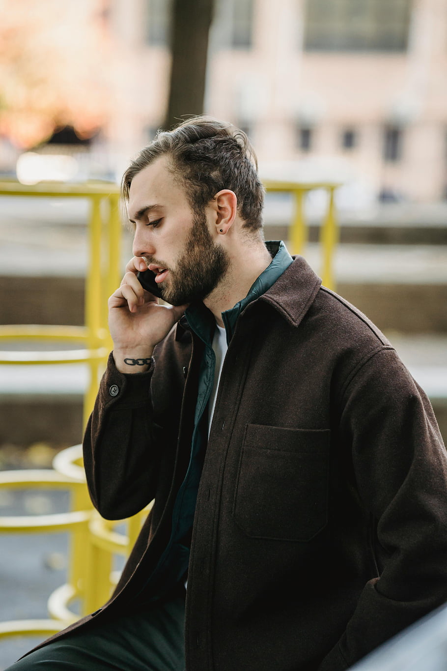 zavaró ember, Beszélgetés okostelefonon, utca, fiatal férfi, szakáll, alkalmi kabát, telefon hívás, szabadban, városi környezetben, alkalmi viselet, kültéri beszélgetés