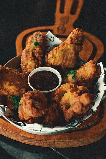 friteerattu kana, Dippi kastike, rapea, pistävä, maalaismainen asetus, herkullinen, esittely, puinen tarjotin, elintarvikkeiden valokuvaus, alkupala, ateria