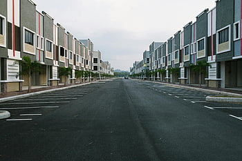 ulice, Moderní byty, Prázdná městská ulice, zatažená obloha, dostatek parkování, klidná ulice, městské krajiny, obytné oblasti, Street View, moderní budovy, parkovací místo