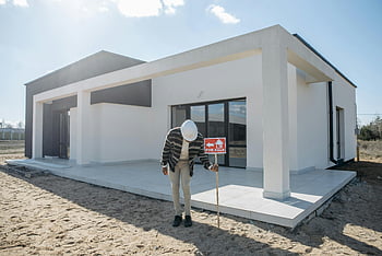 不動産業者、 ヘルメット、 現代の家、 販売サイン、 売り家、 不動産、 財産、 ホームセール、 建設現場、 住居用不動産