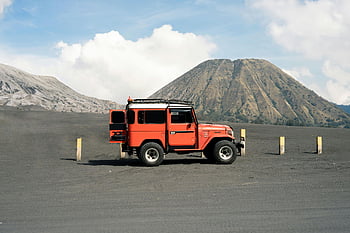 Roter Jeep, Mount Brom, vulkanisches Gelände, Ost-Java, Indonesien, Landschaft, geparkt, Vulkan, Reise, Abenteuer, Natur