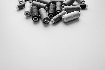 fili per cucire, superficie bianca, fili neri, fili bianchi, copia spazio, design, bobine, bobine di filo, monocromatico, minimalista, forniture artigianali