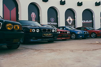 klasické vozy BMW, Showroom v Benghází, ikonické modely, Venkovní displej, klasická auta, Kolekce BMW, Libye, alpina, scania, renault, daf