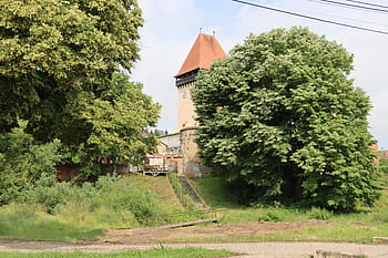 Ighișu nou, opevněný kostel, 14. století, Ohrada, bašta, 1515, zvonice, muzeum, Saxon Village, zelené stromy, stráň
