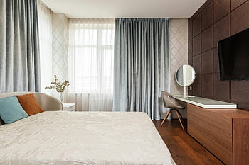 moderní ložnice, Zrcadlo na stole, záclony, lůžko, měkký výzdoba, Pozvání dekoru, televize, dřevěná podlaha, prádelník, moderní design, neutrální barvy