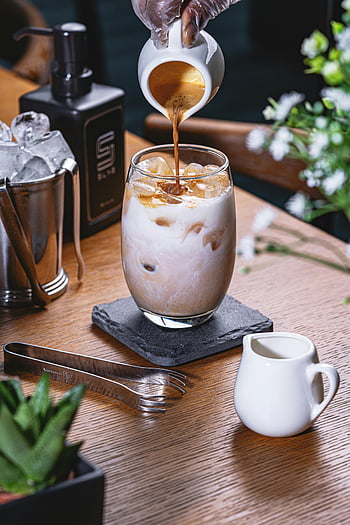 espresso atış, bir bardak süt, kahve dökülen, buzlu kahve, tahta masa, krem dökme, kahve içmek, kahve hazırlama, kahve dükkanı, kahve içeceği, kahve kültürü