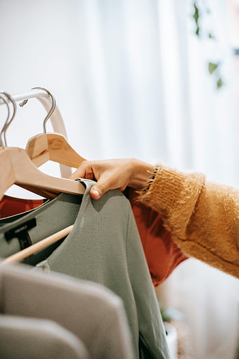 femme qui choisit des vêtements, portemanteau, scène intérieure confortable, Sélection de la tenue, expérience de magasinage, choix de mode, shopping intérieur, magasin de vêtements, mode de détail, shopping décontracté, sélection de la garde-robe