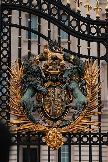 Buckinghamský palác, Londýn, Anglie, královský znak, složité detaily, zlato a bronz, brána, lev, jednorožec, koruna, štít