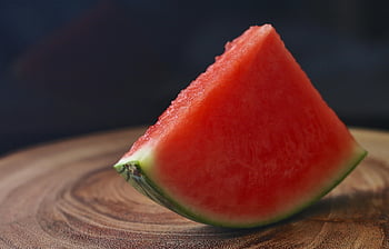Wassermelonenscheibe, flacher Fokus, saftige Textur, Holzschneidebrett, Nahansicht, frische Wassermelone, Wassermelonenkeil, Fruchtphotographie, Food-Fotografie, Sommerfrucht, gesunder Snack