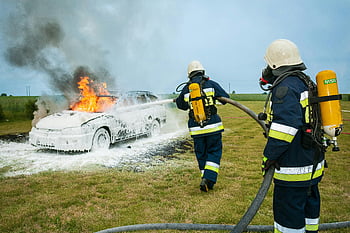 hasičů, planoucí auto, pěnový hasicí přístroj, venkovní nastavení, hasičské stříkání, planoucí vozidlo, reakce, hašení požáru, požár, Bezpečnostní vybavení, požární hadice