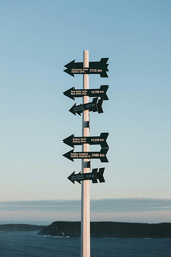 signes directionnels, poteau de distance, poteau indicateur, distances mondiales, ciel bleu clair, flèches directionnelles, Destinations de voyage, marqueurs de distance, signalisation extérieure, vue panoramique, photographie de voyage