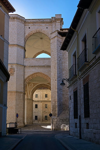 Kostel San Benito, Gotický oblouk, Valladolid, Španělsko, historická kamenná architektura, klidná ulice, majestátní oblouk, kamenná budova, evropské architektury, španělský kostel, staré Město, středověká stavba