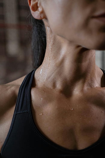 ผู้หญิงเหงื่อออก, มุมมองระยะใกล้, ผู้หญิงที่พอดี, Activewear, กล้ามเนื้อกระชับ, เหงื่อออกแวววาว, การออกกำลังกาย, ออกไปทำงาน, ชุดชั้นในกีฬา, เหงื่อคอ