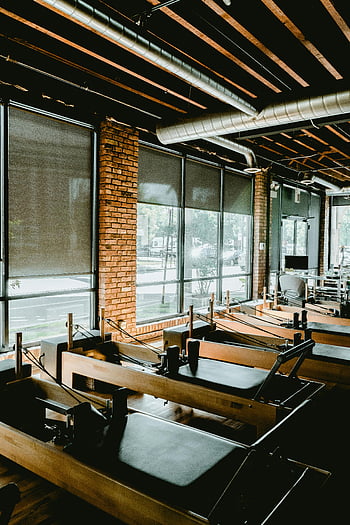 στούντιο Pilates, μεταρρυθμιστής εξοπλισμός, μεγάλα παράθυρα, φυσικό φως, Ευρύχωρο εσωτερικό, τοίχους από τούβλα, μηχανές άσκησης, γυμναστήριο, χώρο προπόνησης, σχεδιασμός στούντιο, σύγχρονο στούντιο