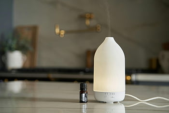 illóolaj, illóolaj diffúzor, minimalista diffúzor, konyhai pult, nyugtató légkör, aromaterápiás, illóolaj palack, lakberendezés, olaj diffúzor, modern konyha, aromaterápiás diffúzor