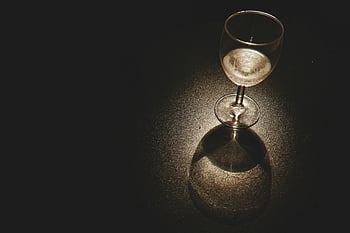 sklenice na víno, křišťálové sklo, černý povrch, odrazy světla, stíny, tmavé pozadí, čiré sklo, víno, skleněné zboží, stálý život, minimalismus
