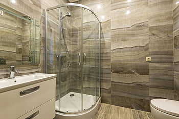 modern banyo, cam duş, şık lavabo, lüks banyo, Duş, cam kapı, Çağdaş tasarım, mermer fayans, banyo armatürleri, Modern fikstürler, banyo dekorasyonu