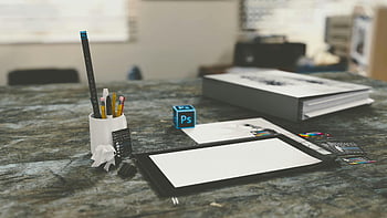 Adobe Photoshop, Photoshop-grænseflade, grafiske designværktøjer, skrivebord setup, kreativt arbejdsområde, digitale kunstforsyninger, tegning tablet, Kunstnerværktøjer, Kontormiljø, Designsoftware, Arbejdsområdeorganisation