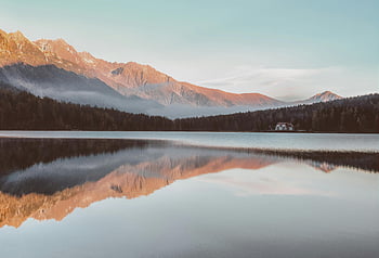 paesaggio di montagna, Lago sereno, Riflessione dell'alba, Sfondo pacifico, corpo d'acqua, vista delle montagne, scenario naturale, acque calme, montagne boscose, impostazione tranquilla, paesaggio dell'alba