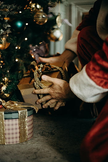 kostým santa, zlatá dárková krabička, vánoční strom, rekreační duch, zdobený strom, Ježíšek, Umístění dárků, vánoční dekorace, Slavnostní scéna, prázdninová sezóna, Balení dárků