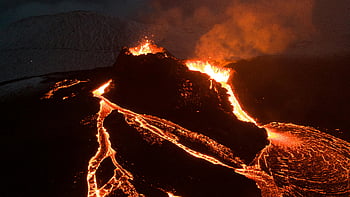 letecké snímkování, vybuchující sopka, Noční erupce, tekoucí láva, noční obloha, sopečná erupce, letecký pohled, sopka, lávový proud, noční fotografie, přírodní katastrofa
