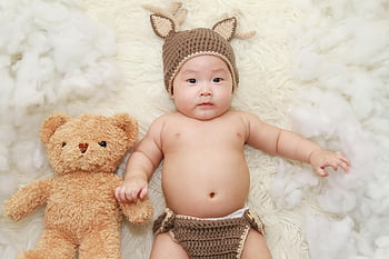 bebek, beyaz yastık, Brown Bear Peluş Oyuncak, oyuncak ayı, örgü kıyafeti, sevimli bebek, çekicilik, saflık, bebek fotoğrafçılığı, Bebek Aksesuarları, peluş oyuncak