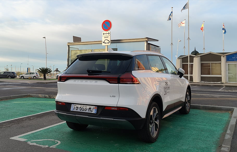 Aiways, u5, elektrické vozidlo, ev, 204 HP, Palavas Les Flots, parkoviště, zpětný pohled, vlajky, nabíjecí stanice, auto