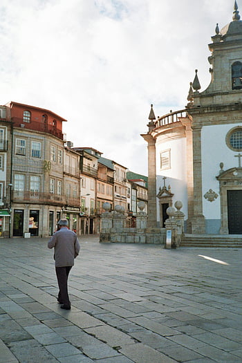 starší muž, Chození o samotě, historické náměstí, kostel, Portugalsko, procházky, budova, dlážděné ulice, staré Město, evropské architektury, náboženské budovy