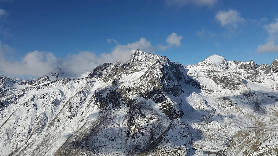 snow-covered mountain, blue sky, snowy mountain range, winter landscape, clear blue sky, mountain peaks, snow-covered peaks, winter scenery, mountain view, alpine scenery, snow-capped mountains