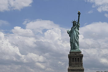 statua della Libertà, cielo blu vibrante, simbolo iconico, la libertà, New York, punto di riferimento, attrazione turistica, simbolo americano, monumento nazionale, Statua storica, sfondo della nube