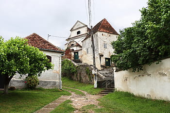 opevněný kostel, Șoala, 15. století, žebrový trezor, farní dům, lemující věž, třípodlažní bašta, baptisterium, 1527, zeleň, kamenné schody