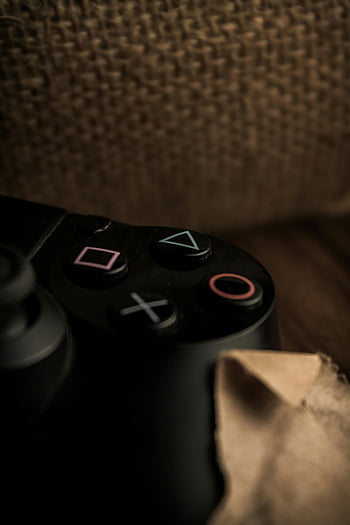 spielcontroller, Nahansicht, detaillierte Ansicht, ikonische Symbole, Sackleinen-Hintergrund, Gaming-Controller, schwarzer Controller, Playstation-Controller, Videospiel, Spielzubehör, Controller -Tasten