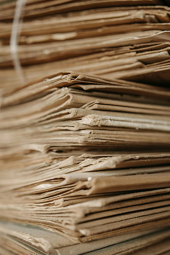 egymásra halmozott barna papírok, közeli felvétel, újrahasznosított kartonlapok, látható textúra, szelektív összpontosít, karton textúra, barna karton, halmozott karton, közeli textúra, papírköteg, újrahasznosított papír