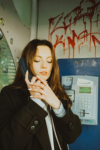 žena, mluví na telefonu, retro telefonní budka, graffiti, nostalgický, Urban Vibe, vinobraní telefon, veřejný telefon, městském prostředí, pouliční umění, žena v budce