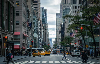 New York City, élénk utcai kilátás, gyalogosok, sárga fülkék, felhőkarcoló, város utca, városi jelenet, forgalom, gyalogátkelőhely, amerikai zászlók, utcai élet