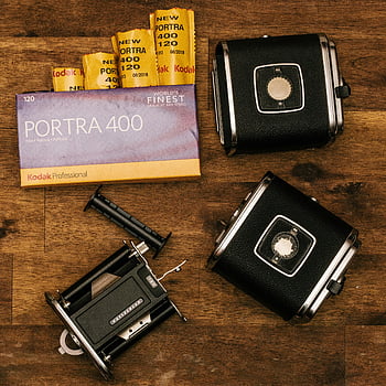 kodak portra 400, Punggung kamera vintage, Kasus Hitam, permukaan kayu, nostalgia, gulungan film, Kodak Professional, peralatan kamera, Aksesori fotografi, kamera retro, film format sedang