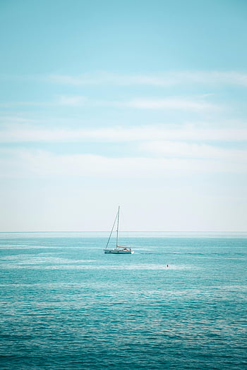 barca bianca, acque turchesi, Liguria Italia, cielo blu, nuvole bianche, Vio di vela pacifica, corpo d'acqua, cielo blu luminoso, barca a vela, vista sull'oceano, Sereno Seascape