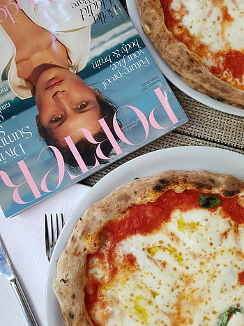 margherita pizza, časopis porter, bílé keramické desky, Obsah foodie, Detailní pizza, nastavení tabulky, fotografování potravin, italská kuchyně, Pizza a časopis, jídelní stůl, styling potravin