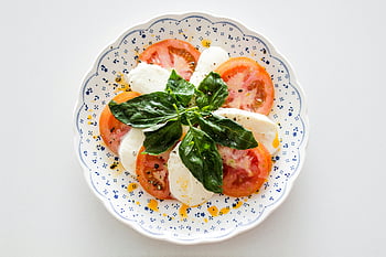 สลัดผัก, แผ่นสีขาวและสีน้ำเงิน, แผ่นดอกไม้, สลัด Caprese, มะเขือเทศ, ชีสมอสซาเรลล่า, โหระพา, สลัดสด, จานตกแต่ง, อาหารสุขภาพ, อาหารมังสวิรัติ