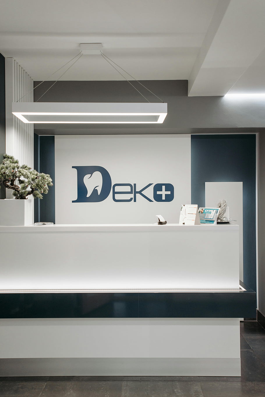 entalklinik, receptionen, rent design, Moderne klinik, minimalistisk design, stilfuld belysning, tandlæge receptionen, Klinik interiør, tandlæge kontor, rent miljø, moderne belysning