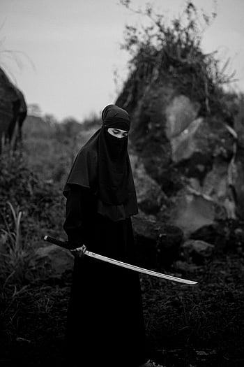 samuraj, černé roucho, zakrytá hlava, meč katana, venku, Černý a bílý, Tradiční válečník, historická postava, bojová umění, černobílé fotografování, venkovní nastavení